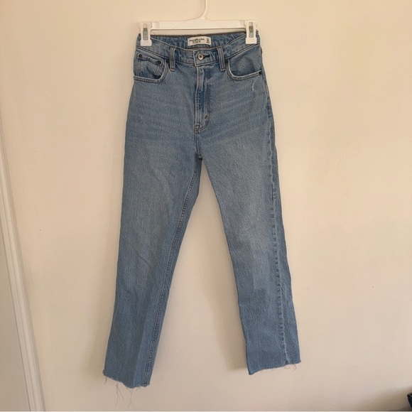 Abercrombie & Fitch
The 90s Straight Ultra High Rise 24 00 - Picture 2 of 5